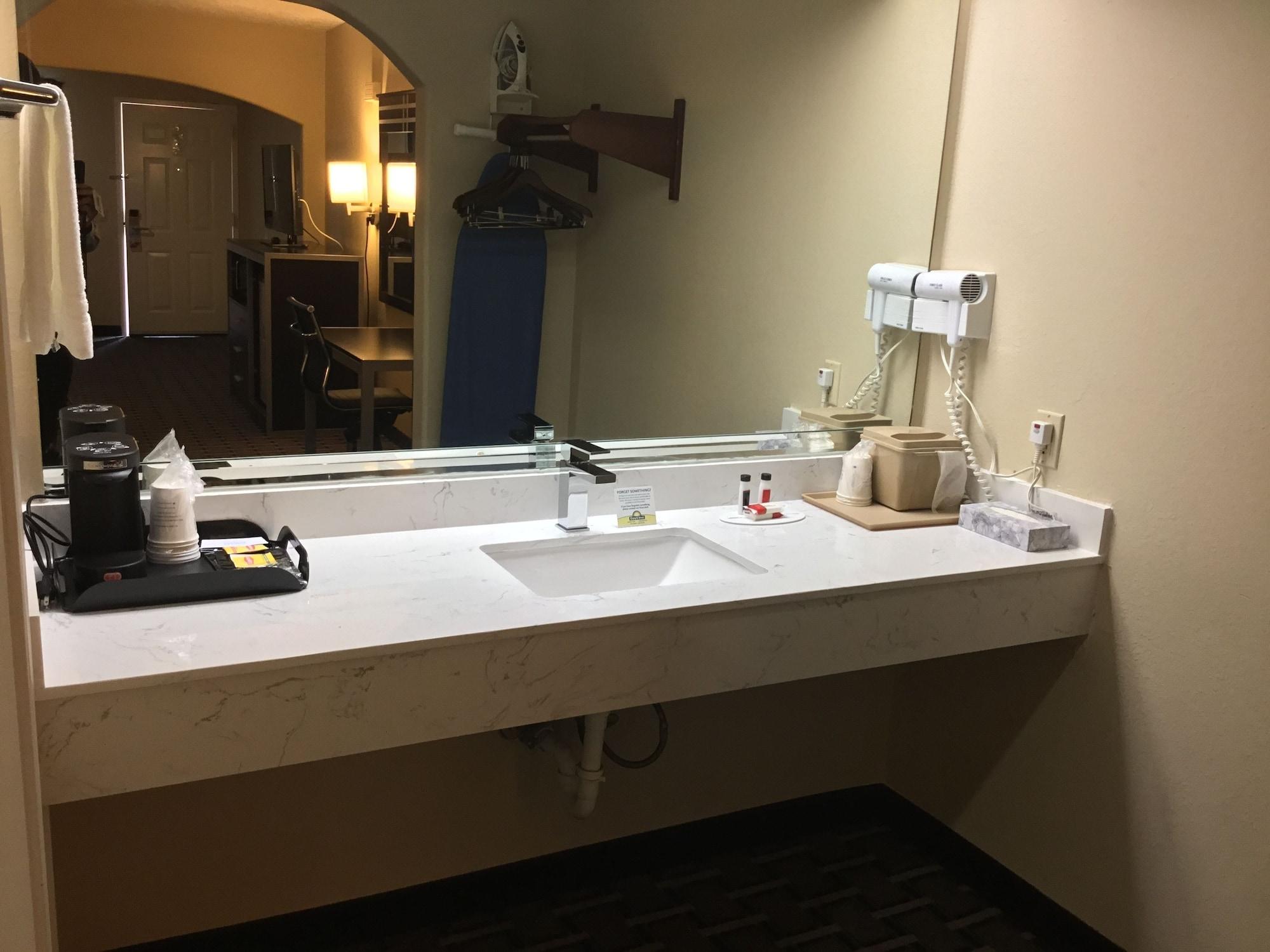 Days Inn & Suites By Wyndham Houston North - Spring Eksteriør bilde