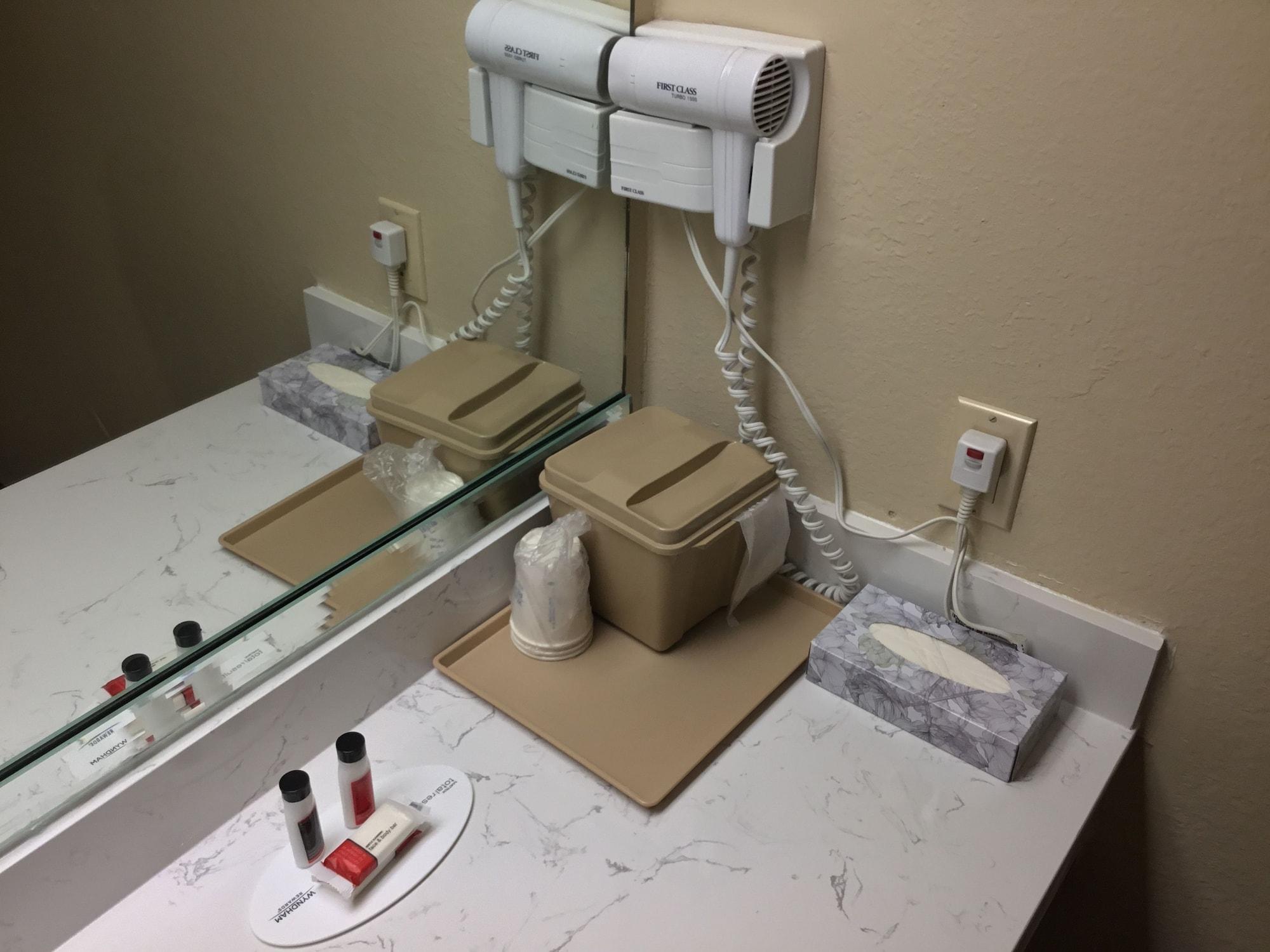 Days Inn & Suites By Wyndham Houston North - Spring Eksteriør bilde