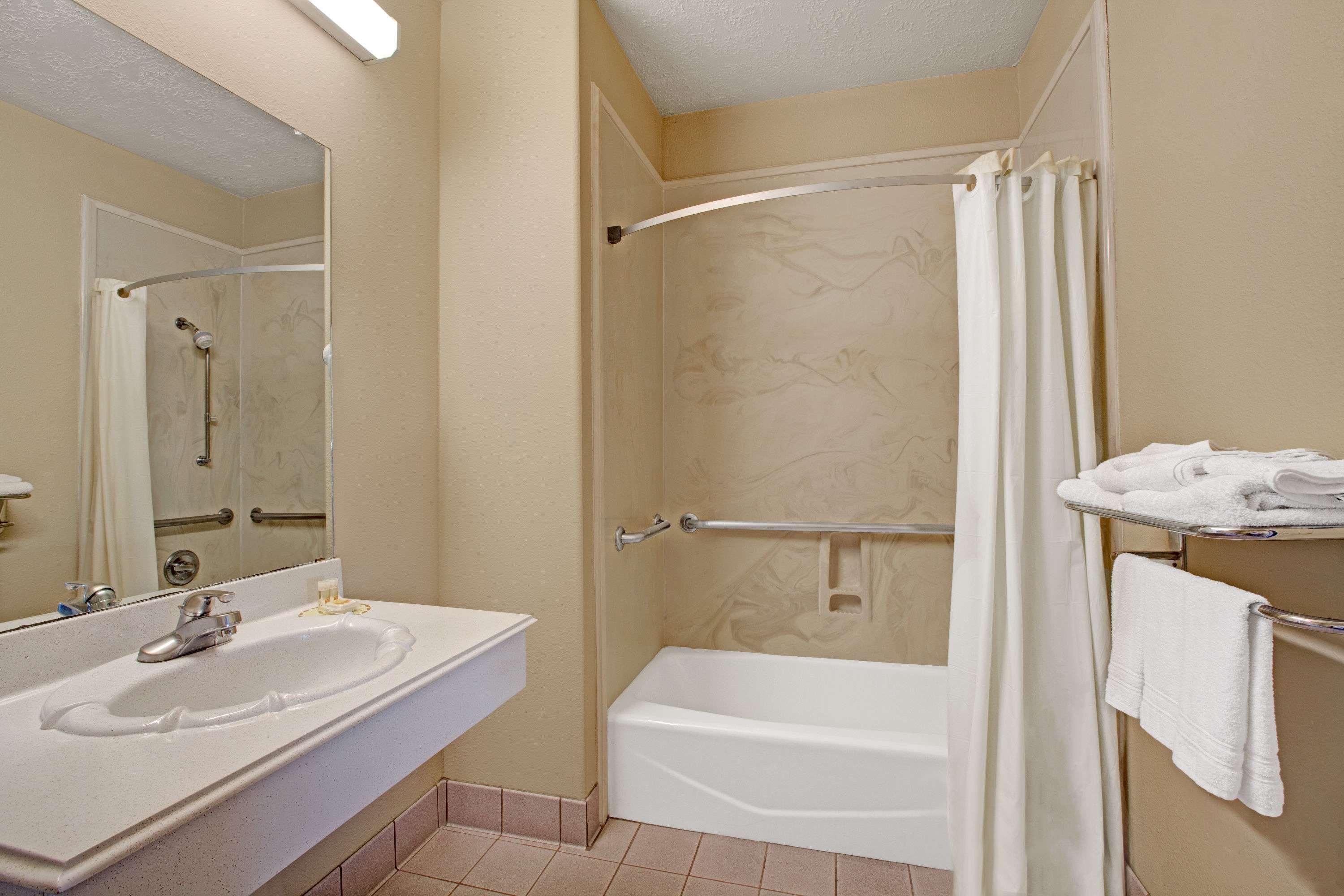 Days Inn & Suites By Wyndham Houston North - Spring Eksteriør bilde