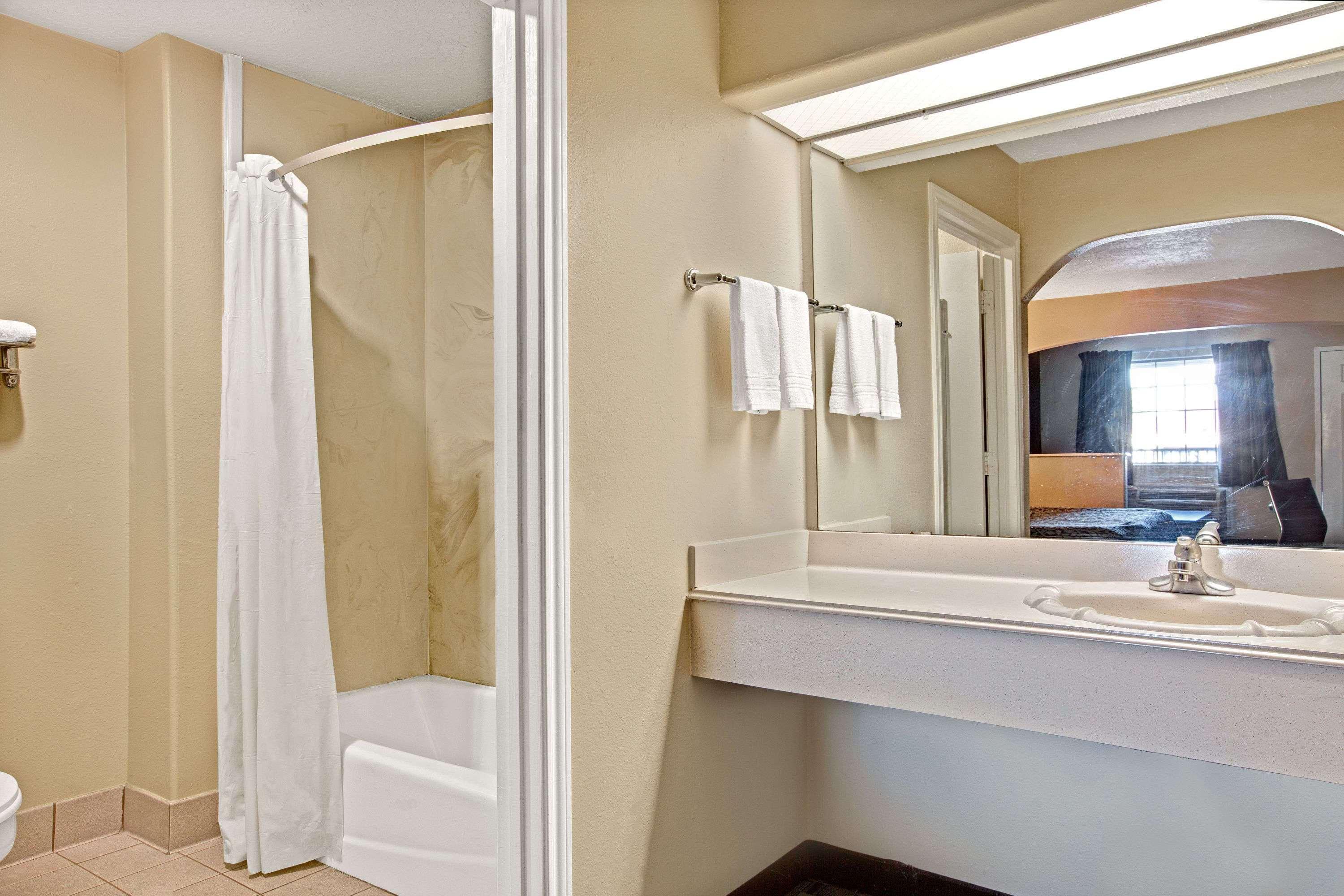 Days Inn & Suites By Wyndham Houston North - Spring Eksteriør bilde