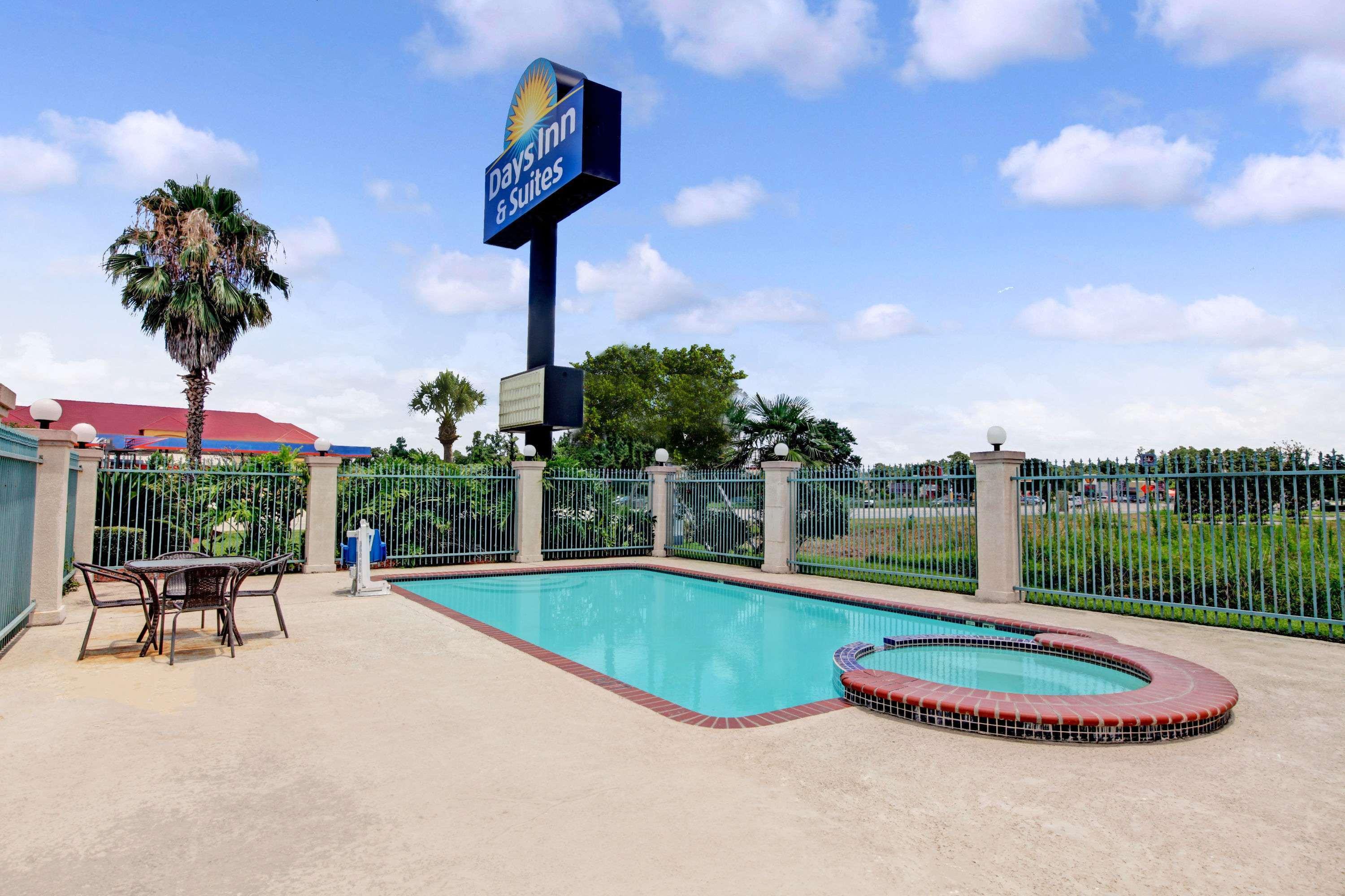 Days Inn & Suites By Wyndham Houston North - Spring Eksteriør bilde