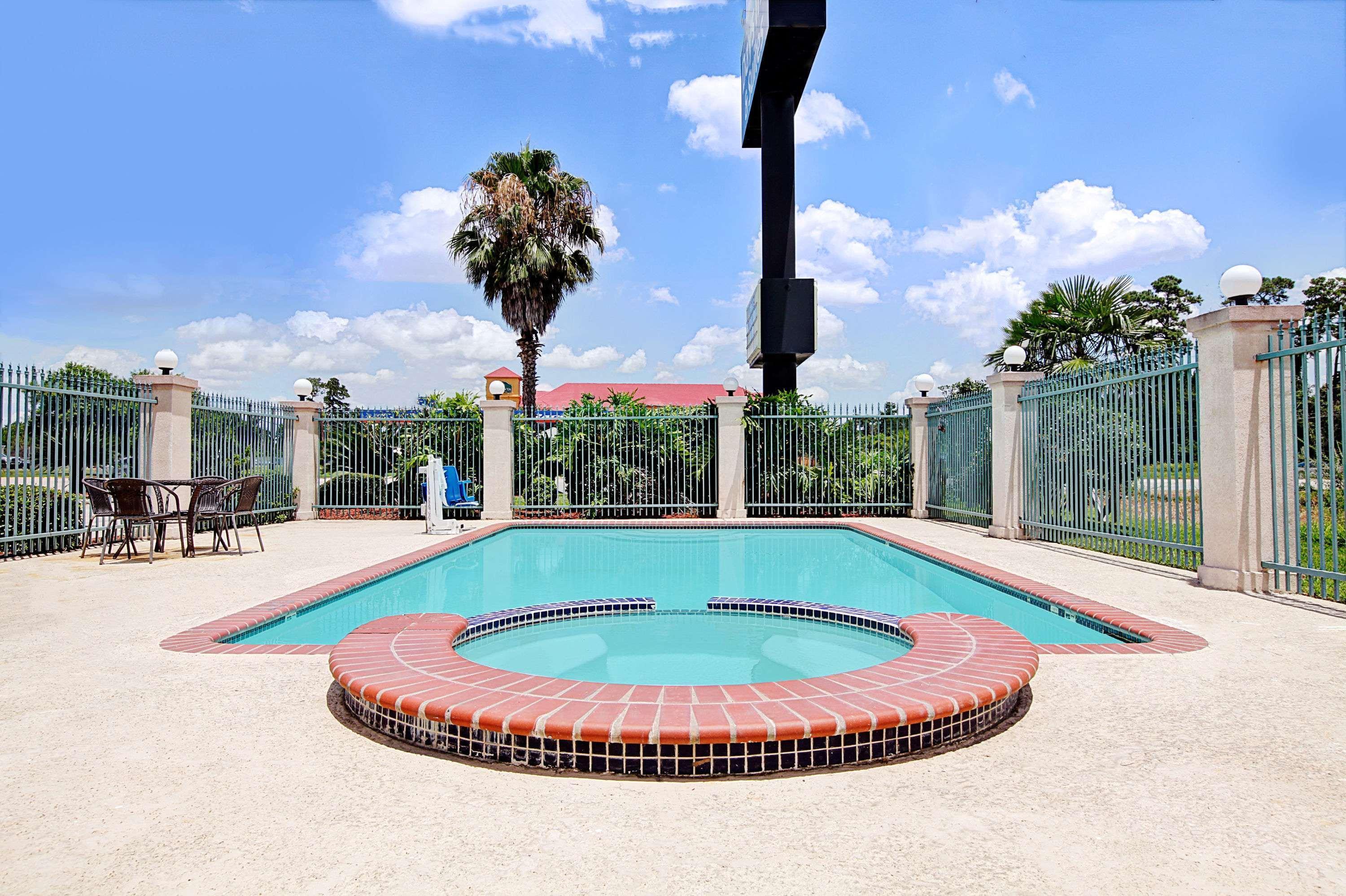 Days Inn & Suites By Wyndham Houston North - Spring Eksteriør bilde